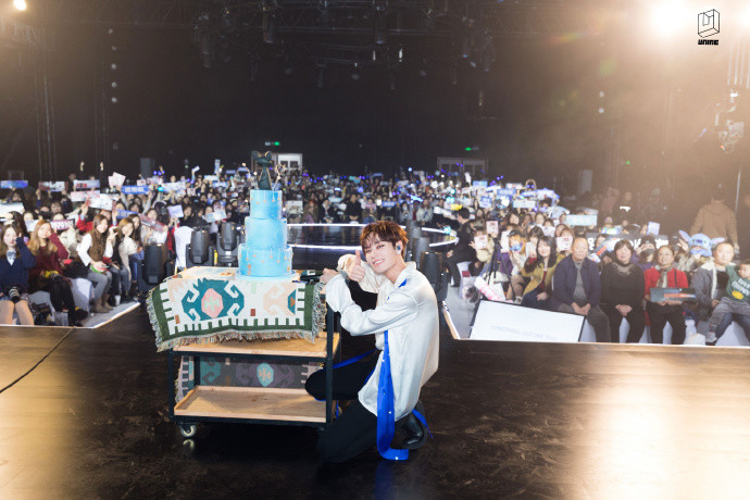 姚明明白色丝绸衬衫