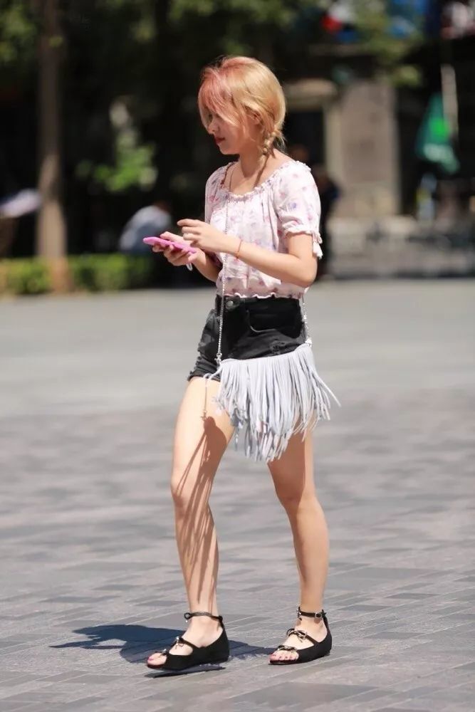 乡村非主流姐姐时尚出街,是你心中的仙女吗?