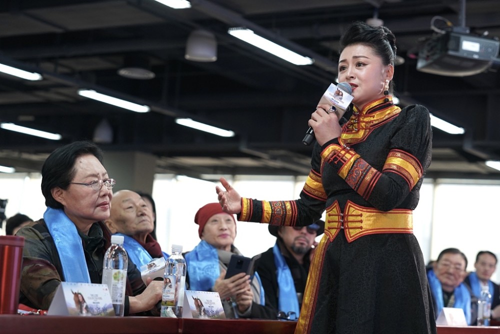 谢大脚于月仙穿民族服饰端庄大气与老公同台为新电影宣传