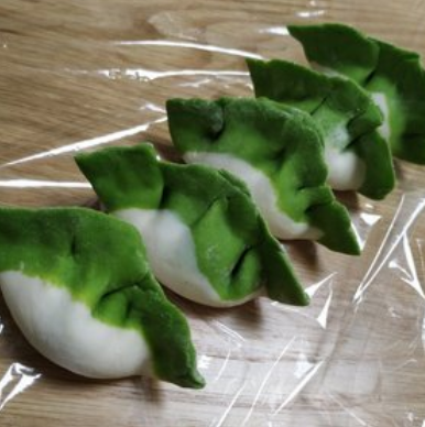 用菠菜汁做饺子皮,煮熟后颜色很难看?记住这3点,想不绿都难!