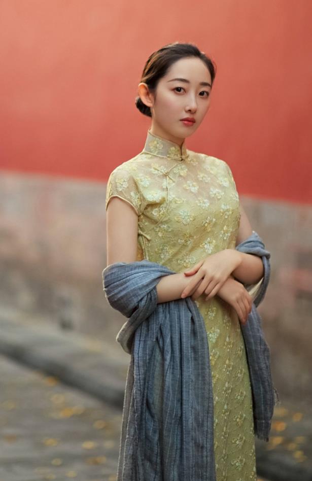 穿上了复古旗袍之后她还搭配了一条灰色披肩,从这个造型上,蒋梦婕的