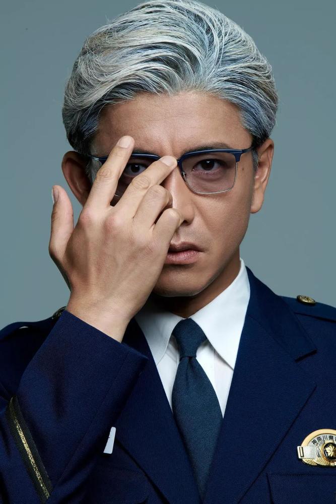 47岁木村拓哉现身街头引起骚动笑出一脸褶子粉丝大声欢呼