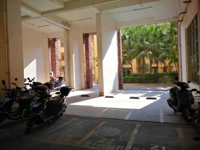 一期的架空层被设计为停车场,该架空层现在车位停放的位置是规划图上