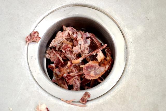 西屋厨余垃圾处理器,不仅可以研磨鸡鸭鱼骨,各类小型骨头,蔬菜瓜果皮