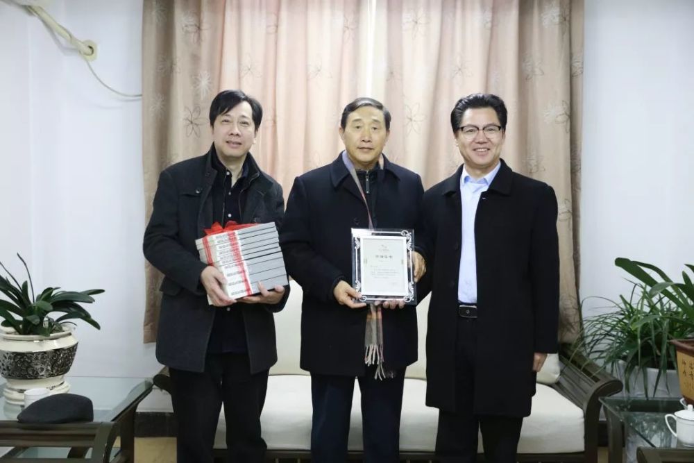 王贺文将军向浙江图书馆捐赠图书