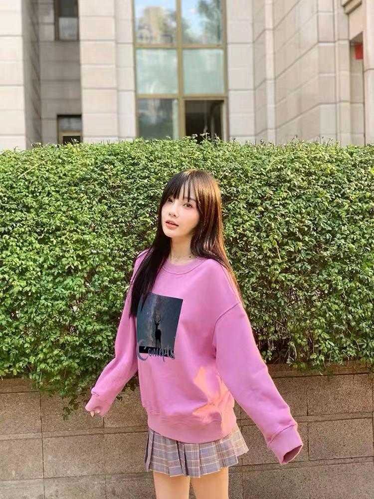 李小璐长得就是漂亮,粉色卫衣配格子短裙清纯甜美,不像1娃辣妈