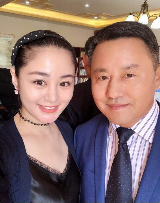 她被赵本山发掘一夜成名如今嫁给富二代孩子两岁美得令人心动