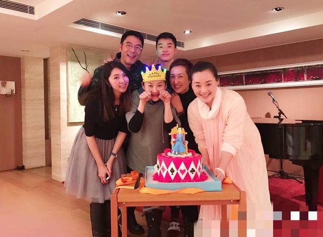 "富豪"林依轮一家四口亮相,名模老婆气质优雅,同框儿子像同龄人