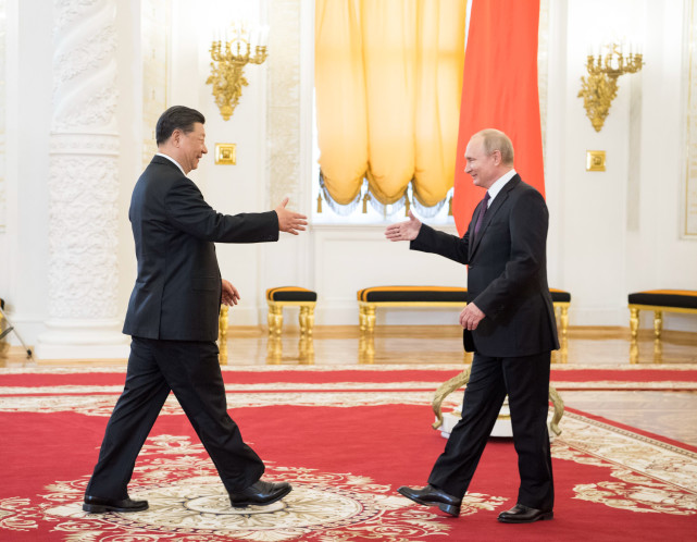 ▲2019年6月5日，国家主席习近平在莫斯科克里姆林宫同俄罗斯总统普京会谈。这是两国元首在会谈前握手。新华社记者李学仁摄