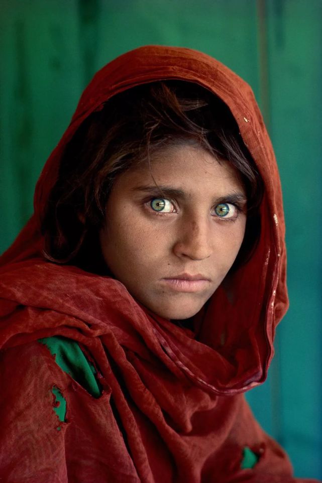 《阿富汗少女》1985年《国家地理》六月号封面;小女孩充满怀疑和