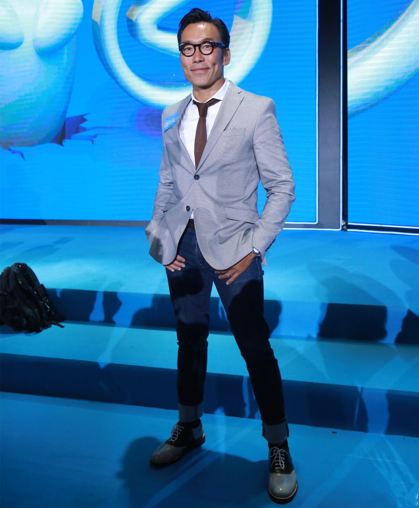 55岁郑浩南近照美颜过度难辨认二婚娶马来西亚美女生活幸福