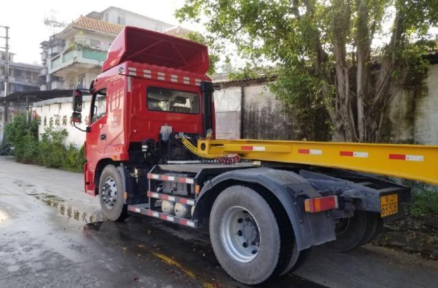 的車型,三環昊龍自卸車底盤,軸距很短,三軸車的載重量,兩軸車的靈活性