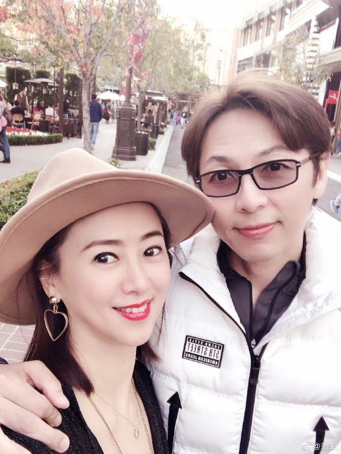 52岁翁虹晒50岁老公亲密照,幸福写满脸上,女儿也长成美人了