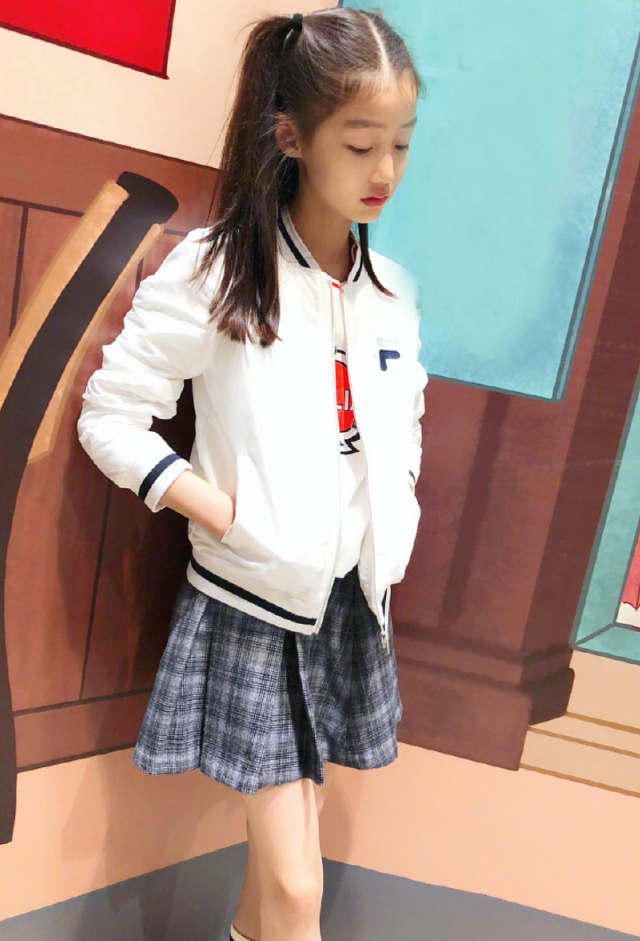 一个公主病的女生从小就被奶奶惯坏,饰演小女孩的纪姿含现在也已经是