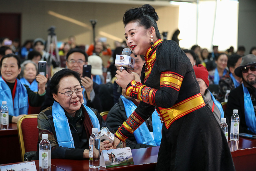 谢大脚于月仙穿民族服饰端庄大气与老公同台为新电影宣传