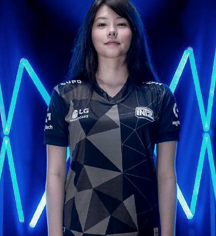 巴西女辅助身材大变样看到队内找翻译粉丝不去了