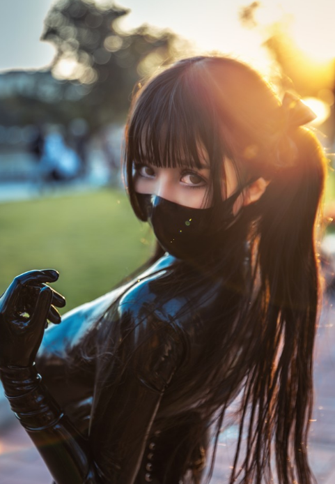 小姐姐cos《杀戮都市》,紧身皮衣皮裤,简直是"皮衣女神"