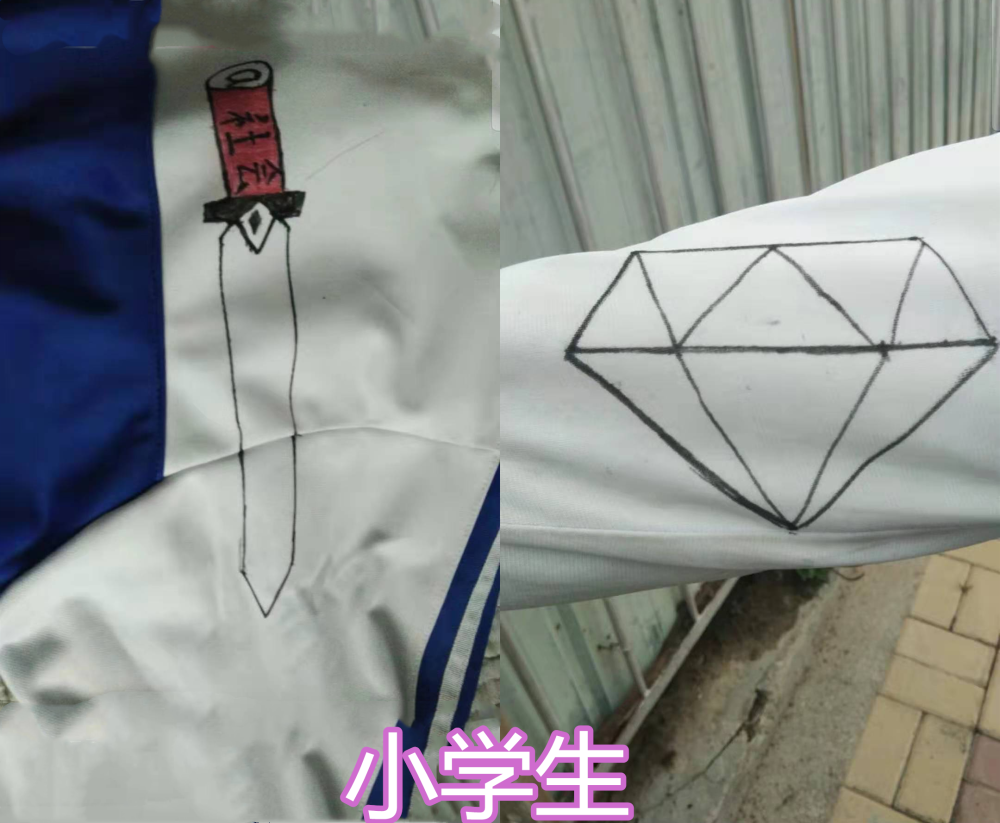 图中,只见他们在校服上画了一个菱形的图案,然后还画了一把刀,看着