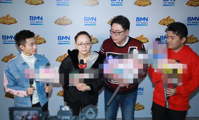 家有儿女主创难得合体张一山宋丹丹齐聚北京春晚接受采访