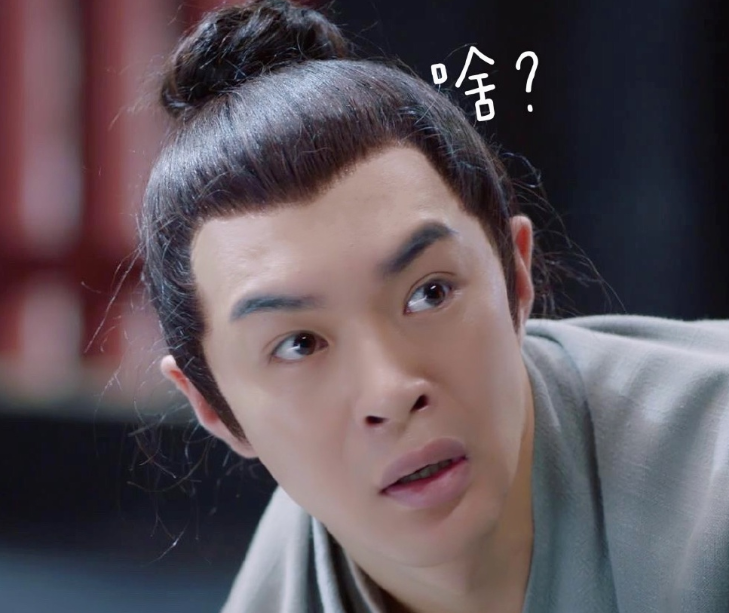 照片中,落十一一改之前的长发造型,换成了更加清爽有型的寸头,气质