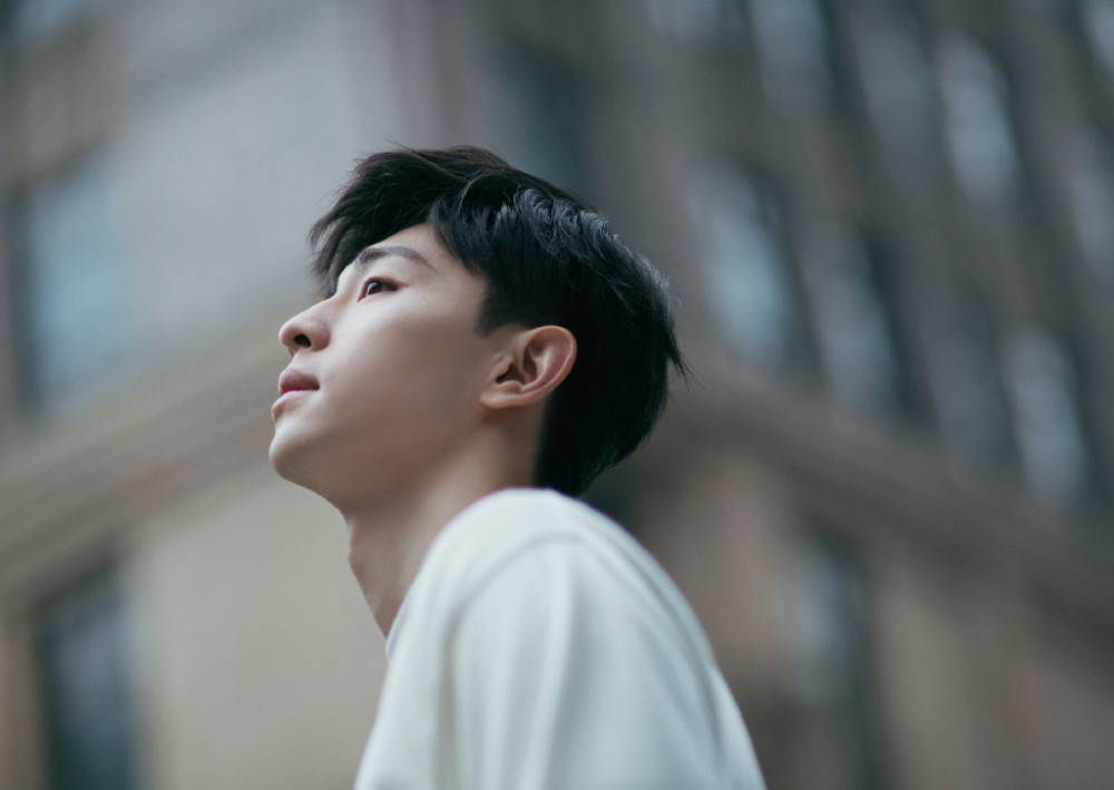 爱豆壁纸系列邓伦暖冬白色毛衣帅气图片