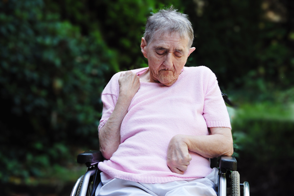 老年痴呆有什么症状家中老人若出现这4种情况莫大意