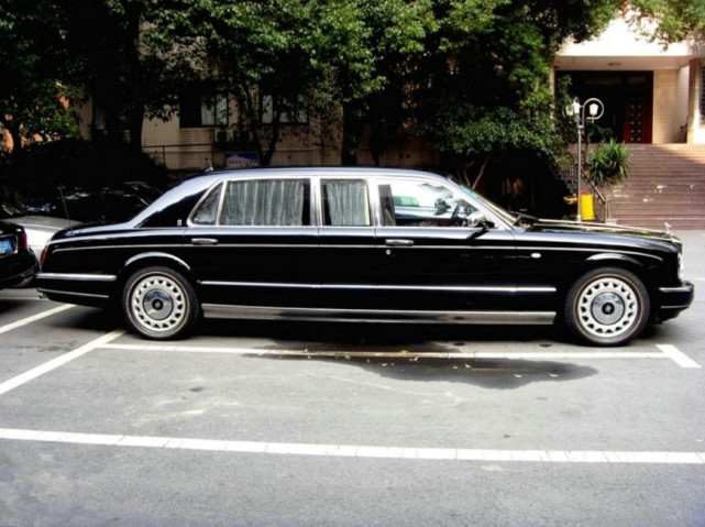 381万劳斯莱斯车身加长728毫米后价格贵了619万