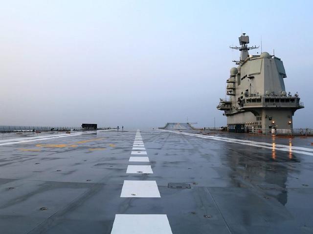 (山东舰的甲板)除了高强度以外,航母甲板面积宽大,不可能是一块钢板