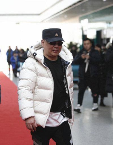 前两天,著名相声演员郭德纲身穿一件白色羽绒服,戴着黑色墨镜与黑色
