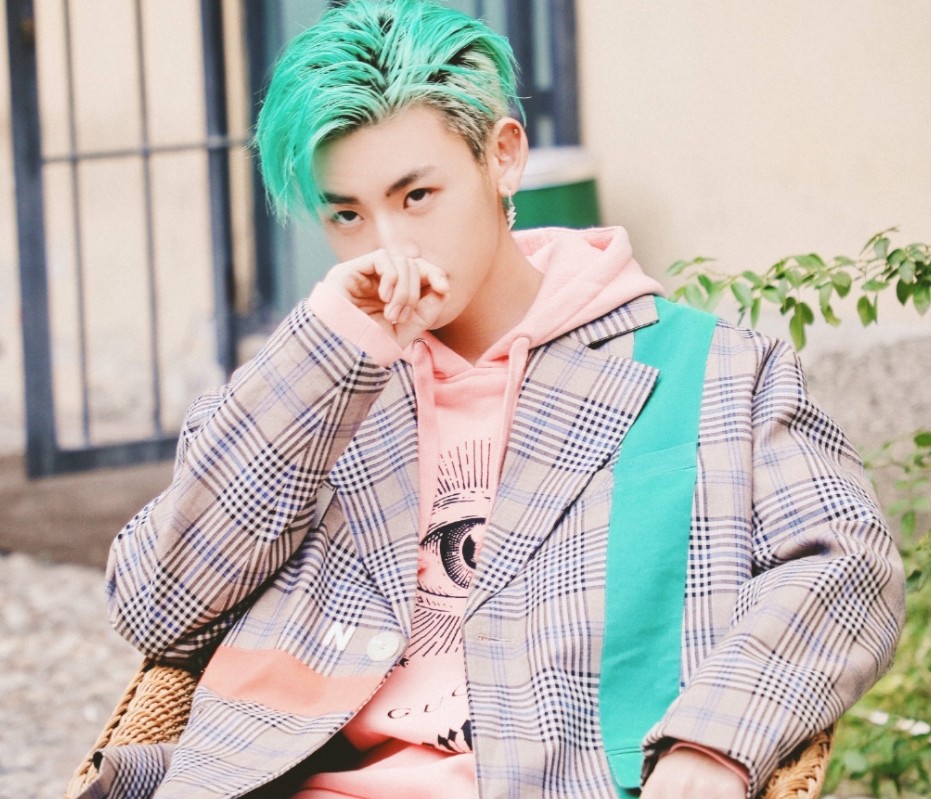 他是百分九少年团逆袭最成功的,如今染上荧光绿,帅到认不出