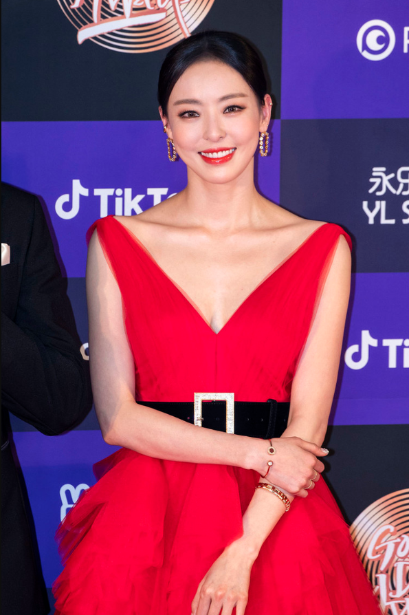 李多喜太高级了烈焰红裙引人注目锁骨简直看醉人