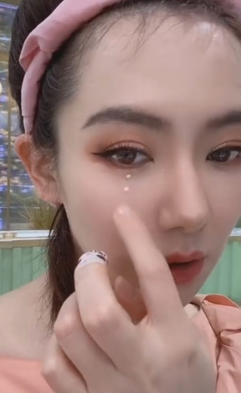 戚薇无滤镜直播画眼妆闭眼后暴露双眼皮疤痕割过的女生都懂