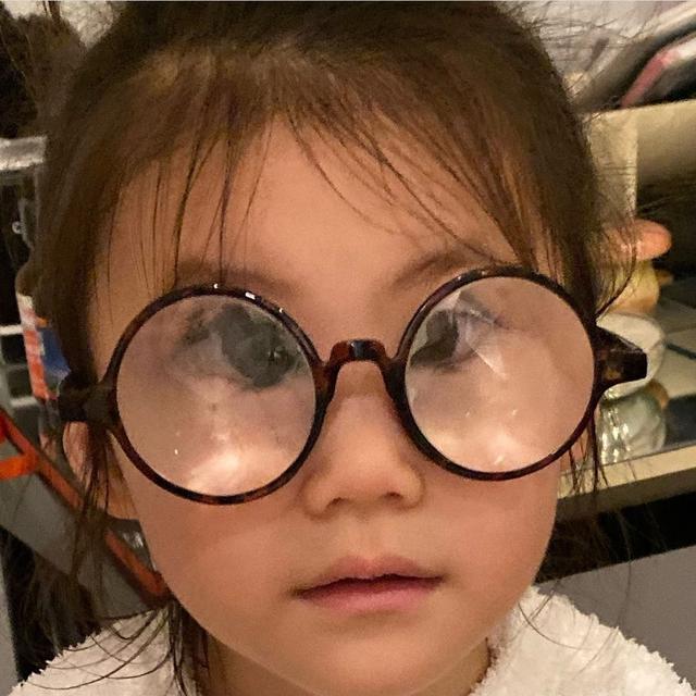 陈冠希堪称女儿最大黑粉,晒alaia戴眼镜变"斗鸡眼",画风搞怪_腾讯新闻