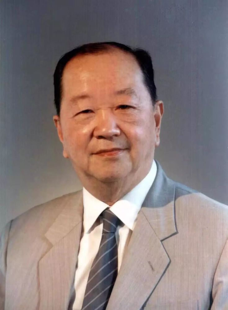 吴阶平是中国泌尿外科的先驱者.