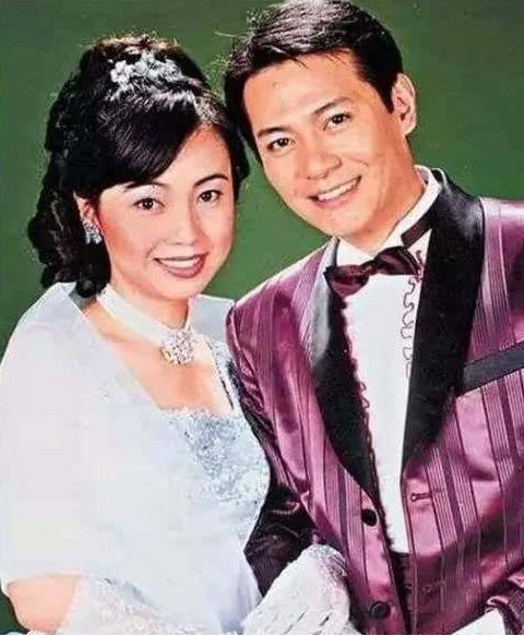 在《我和春天有个约会》中,姚小蝶爱上了沈家豪,戏外邓萃雯爱上了饰演