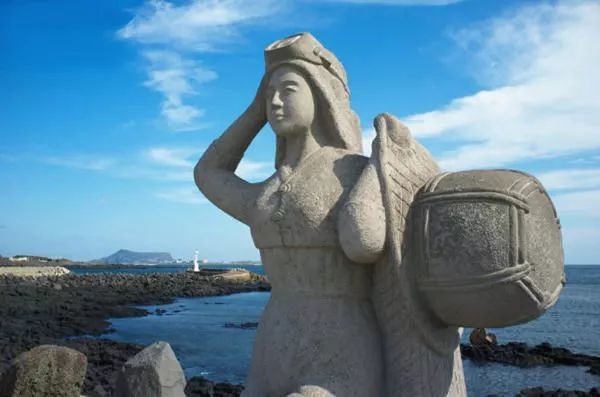面对正在濒临消逝的"海女"文化,韩国正在计划通过申请为其世界文化