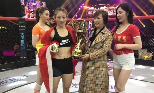 黄飞儿:曾经被6个男生打到哭,如今已经成为了最美拳手!