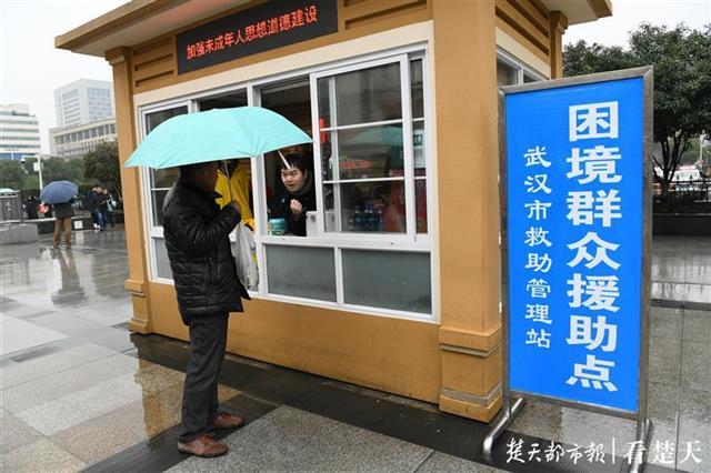 手机摔坏与妈妈失去联系,探亲小男孩求助武汉救助站