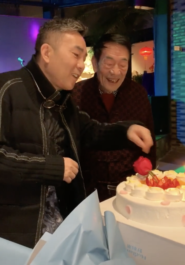 相声大师杨少华给儿子庆生父子俩相差30岁杨议比爹头发还白