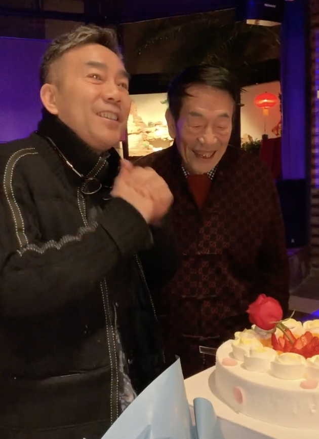 相声大师杨少华给儿子庆生父子俩相差30岁杨议比爹头发还白