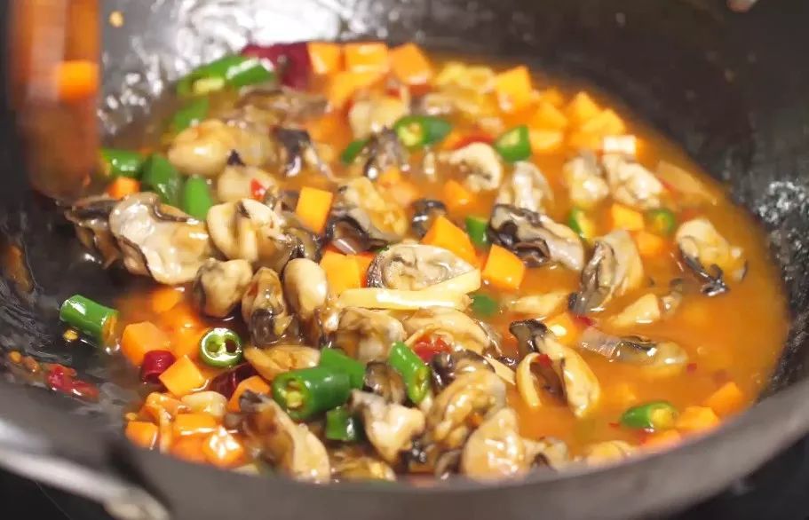 美味的酱爆生蚝就做好了!辣香可口,蚝香浓郁,配着米饭太香了.