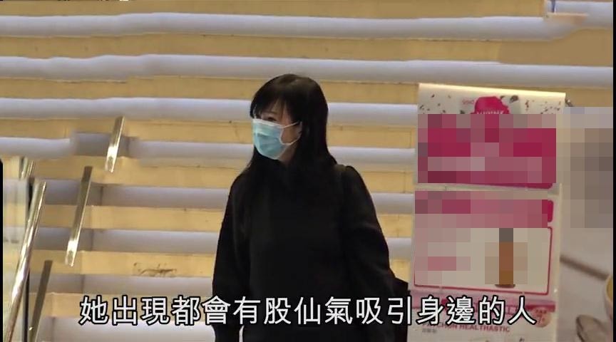 52岁周慧敏独自逛街，保养太好像个长发少女，戴着口罩仍被一眼认出