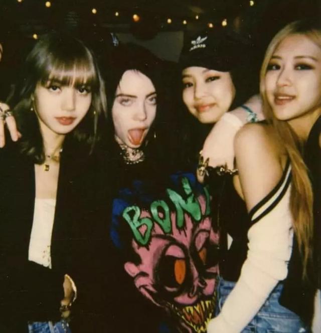 霉霉贾斯汀抢住合影,00后天才少女碧梨,竟然只爱穿盗版名牌?