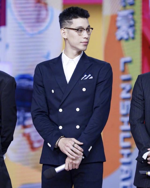 林书豪参加全明星晚宴,身穿高以翔生前送的西装,暖心缅怀挚友