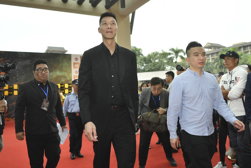 央视5不直播全明星周琦理了头发韩德君单挑易建联谁能赢