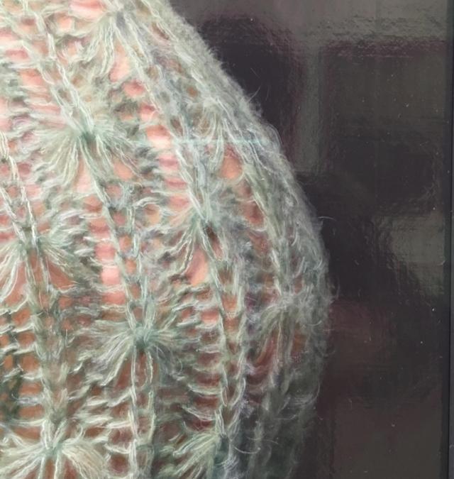 放大30倍,我们可以看到,连毛衣卷曲的毛线都根根分明,清晰可见.