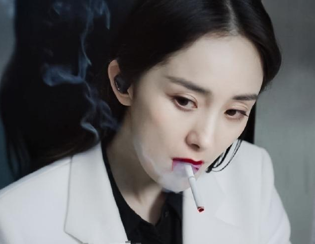 杨幂因抽烟镜头登上热搜,吐烟圈的动作娴熟,比杨颖抽烟的动作还老练