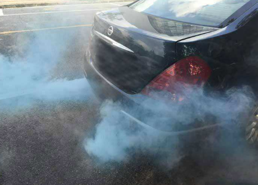 汽車排氣管冒白煙是燃燒產生的水所致可能沒你想的那麼簡單