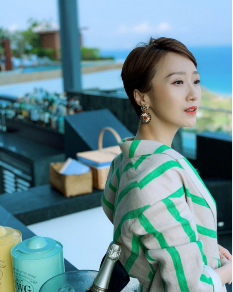 肖涵红了只因太会穿身穿绿色条纹西服套装干练又时髦