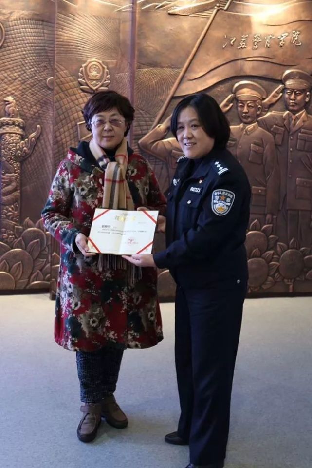 初期两位校长有关的珍贵书籍《儒将孙克骥》《龙潜将军纪念图文集》等